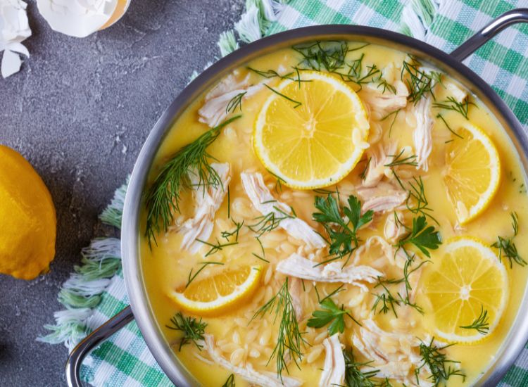 Avgolemono – Recette traditionnelle grecque de soupe au citron et poulet